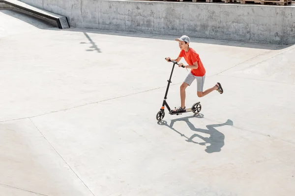 Despreocupado Adolescente Monta Scooter Una Rampa Parque Extremo Ciudad Sin —  Fotos de Stock