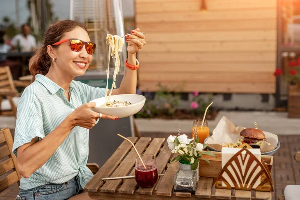 Glückliche Asiatin Beim Essen Italienischer Spaghetti Oder Pasta Freien Offenen — Stockfoto