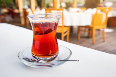 Bir kafe veya restoranda masaya bir bardak geleneksel Türk ya da Azerbaycan çayı. Rahatlamak için lezzetli bir içki.