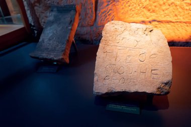 26 Ağustos 2021, Andriake, Türkiye: Lycian Medeniyet Müzesi 'ndeki eski taş tablet eserleri