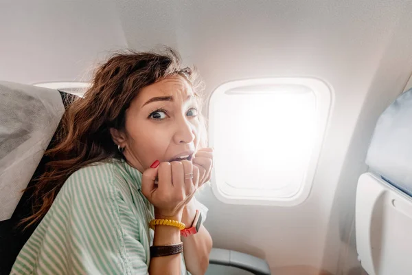 Kobieta Aerofobią Boi Się Latać Samolotem Doświadcza Ataku Paniki Emocje — Zdjęcie stockowe