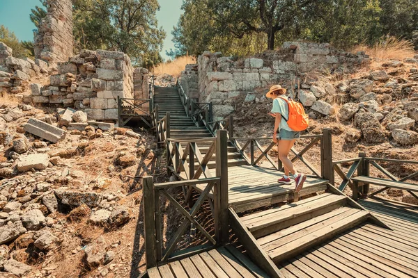 Chica Viajera Camina Través Las Antiguas Ruinas Antigua Ciudad Griega — Foto de Stock