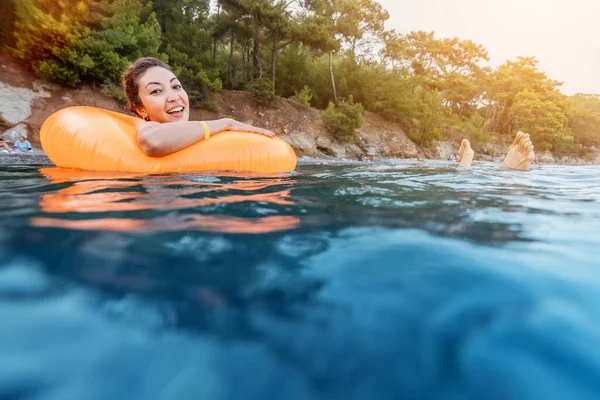 Bekymmerslös Och Glad Ung Flicka Simmar Uppblåsbar Cirkel Stranden Resort — Stockfoto