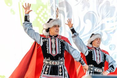 06 Temmuz 2021, Ufa, Bashkortostan, Rusya: Ulusal Bashkir elbiseli erkekler geleneksel savaşçı ve atlı danslarını sergilediler