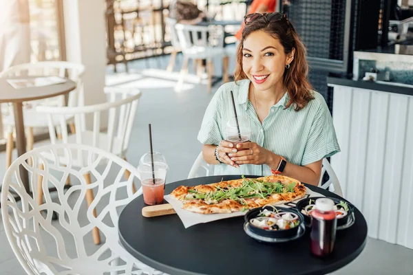 Szczęśliwa Azjatka Jedząca Świeżą Pizzę Fast Foodowej Kawiarni Serdeczny Posiłek — Zdjęcie stockowe