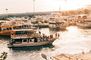 26 Ağustos 2021, Kas, Türkiye: Popüler balıkçı kasabası Kas 'ın limanında tekne ve yatlar