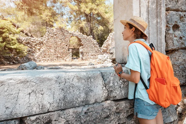 Chica Viajera Camina Través Las Antiguas Ruinas Antigua Ciudad Griega — Foto de Stock