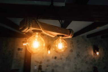 Eski moda iç dekoratif lambalarda Edison ampulleri olarak adlandırılan klasik akkor..