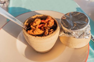 Testi kebabı, kil çömlekte pişirilmiş, sürahiyi kırdıktan sonra servis edilen otantik bir Türk et yemeğidir..