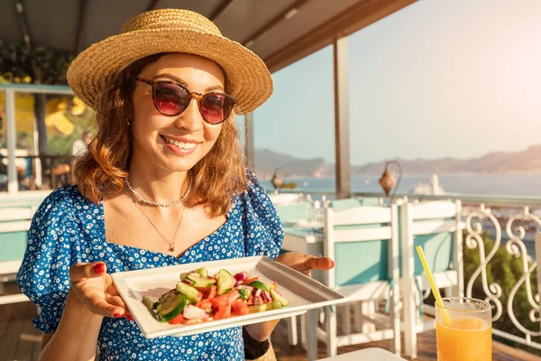 Uma Mulher Sorridente Chapéu Com Prato Salada Grega Terraço Restaurante — Fotografia de Stock