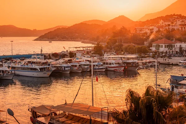 Augusti 2021 Kas Turkiet Utflyktsbåtar Och Yachter Småbåtshamnen Populära Fiskestaden — Stockfoto