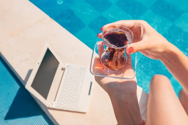 Laptop Glass Turkish Tea Background Swimming Pool Resort Remote Freelance — 图库照片