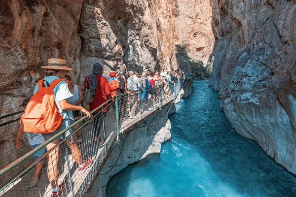 Agosto 2021 Canyon Saklikent Turquia Multidões Turistas Caminham Longo Caminho — Fotografia de Stock