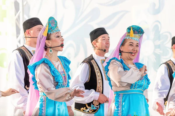 July 2021 러시아 Ufa Tatar National Ensemble Traditional Clothes Dance — 스톡 사진