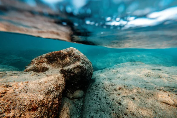 Безлюдний Але Захоплюючий Підводний Пейзаж Великими Скелями Відображення Від Сонячних — стокове фото