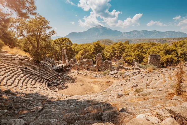 古代都市ファセリスの古代ギリシャの円形劇場の遺跡現在のトルコの背景にタタールの山々と — ストック写真