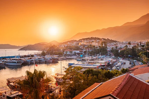 トルコのカスの海辺のリゾートタウンの魅力的な夕日の景色 観光客を待っているヨットやボートとロマンチックなウォーターフロントの遊歩道やポート — ストック写真