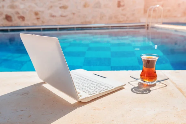 Laptop Med Ett Glas Turkiskt Bakgrunden Pool Orten Frilansarbete Distans — Stockfoto