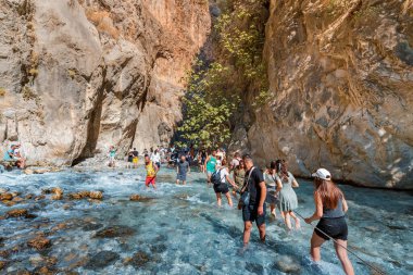 27 Ağustos 2021, Saklikent Kanyonu, Türkiye: Ünlü Saklikent Vadisi 'nin soğuk sularında turist kalabalığı yürüyor. Doğal harikalar ve turistik yerler