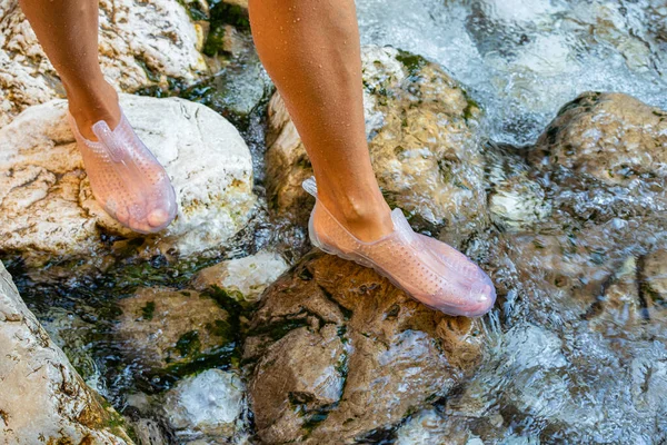 Vadear Rio Rochoso Sapatos Proteção Para Recifes Coral — Fotografia de Stock