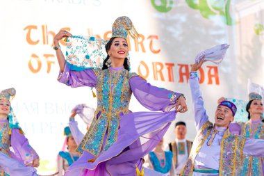 06 Temmuz 2021, Ufa, Rusya: Tatar Ulusal Topluluğu dans ediyor ve şarkı söylüyor