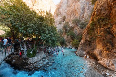 27 Ağustos 2021, Saklikent Kanyonu, Türkiye: Turist kalabalığı ünlü Saklikent Vadisi 'nin serin sularında dinleniyor ve dinleniyor. Doğal harikalar ve turistik yerler