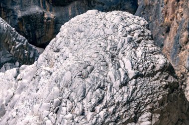 Dağ geçidinde desenli taş yüzey, jeoloji kavramı.