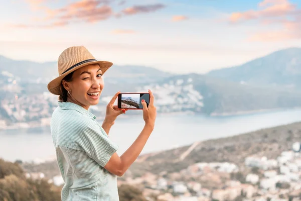 Turista Lány Fényképez Okostelefonon Festői Strand Üdülővárosban Városnézés Utazási Blogger — Stock Fotó