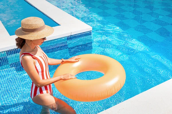 수영복을 즐거움을 가손에 둥그렇게 부풀린 속으로 들어갑니다 휴양지에서의 휴가와 호텔의 — 스톡 사진