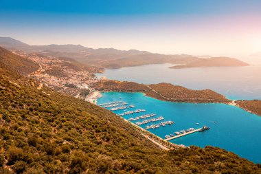 Deniz kenarındaki tatil köyünün büyüleyici panoramik manzarası. Limanı ve marinası olan bir liman. Akdeniz Rivierası ve Tatil