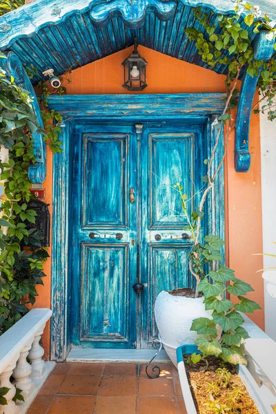 Zabytkowe Wietrzne Drzwi Jasnoniebieską Farbą Miejscowości Wypoczynkowej — Zdjęcie stockowe