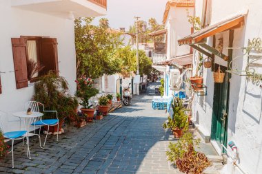 Yunan tarzı badanalı evleri olan tatil köyü ve turist şehri Kas 'ın dar romantik sokakları
