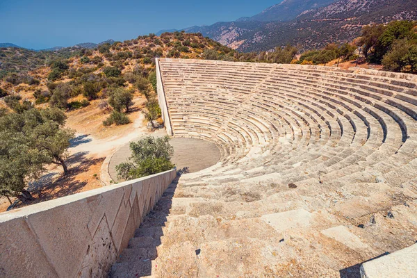 地中海沿岸のカスのトルコの都市の主な観光スポットとしてAntiphellos古代ギリシャの円形劇場 — ストック写真