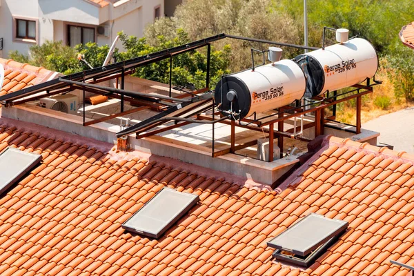 2021年8月26日 土耳其卡斯 太阳能电池板和一个水桶安装在房顶上 作为热水的来源 — 图库照片