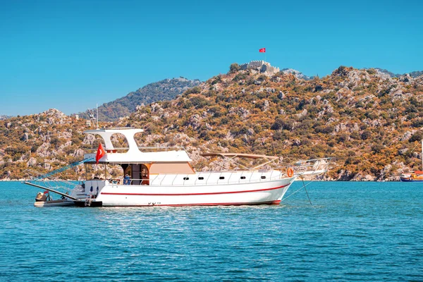 Kryssning Yacht Segel Havet Nära Den Översvämmade Staden Kekova Turkiet — Stockfoto