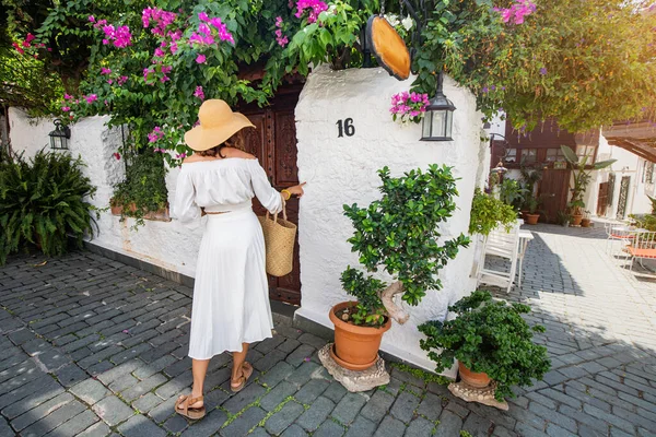 Žena Turista Procházky Malebné Ulice Pobřeží Resort Města Kas Jeho — Stock fotografie