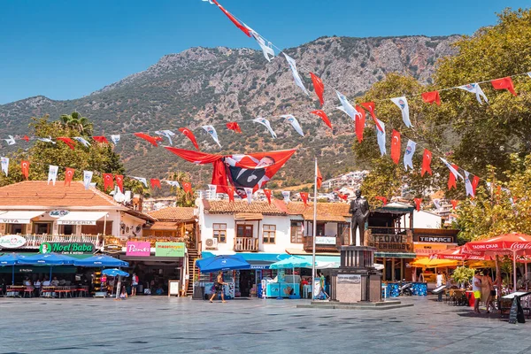 26 Ağustos 2021, Kas, Türkiye: Kas kentinin ana meydanı. Kutlama için bayraklarla süslenmiş Kemal Atatürk anıtı.