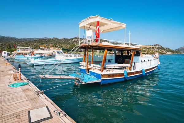 Popüler balıkçı kasabası Kaleucagiz 'in yat limanındaki Kekova antik kentine tekne ve gemiler