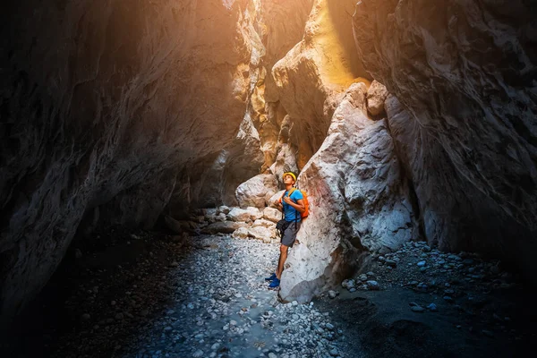 Joven Con Mochila Casco Caminando Través Cañón Profundo Pintoresco Recreación — Foto de Stock