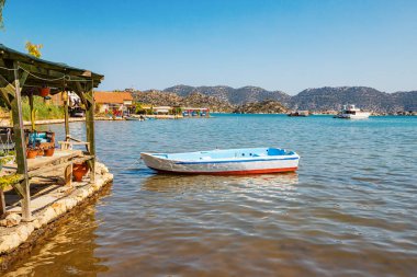 Balıkçı tekneleri, kafe ve yolcu gemileriyle Kaleucagiz kıyı kasabası.