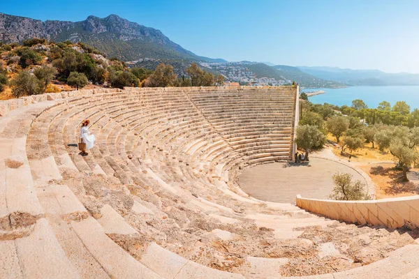 地中海沿岸のカスのトルコの都市の主な観光スポットとしてAntiphellos古代ギリシャの円形劇場 — ストック写真