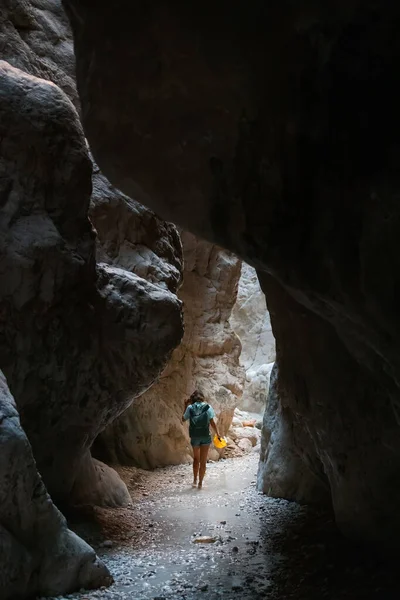 Persoon Met Helm Rugzak Wandelen Diepe Donkere Maar Verbazingwekkende Canyon — Stockfoto