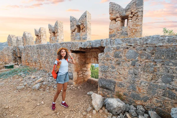 Kadın Gezgin Simena Kalesi Ndeki Tahkim Duvarlarını Keşfediyor Türkiye Turistik — Stok fotoğraf