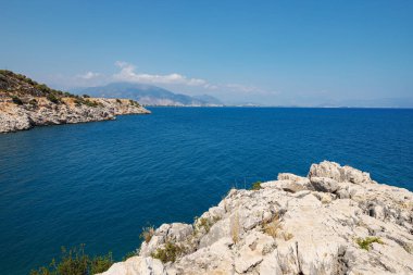 Türkiye 'de kayalık ve derin mavi deniz