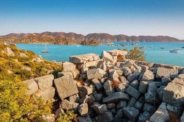 Meşhur Simena antik kalesi bir tepenin üstünde Türk bayrağıyla. Kekova adasında seyahat ve turistik yerler