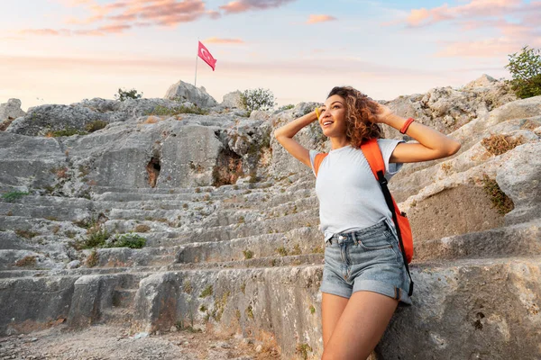 Elegantní Turistické Děvče Objevuje Starobylé Památky Zříceniny Řeckého Nebo Římského — Stock fotografie