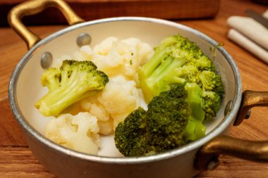 Brokoli ve karnabahar bir restoranda bir tabakta buğulandı.