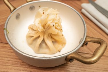 Geleneksel bir Gürcü mutfağı restoranda masada khinkalidir.