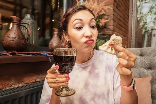 Žena Pije Gruzínské Víno Tradiční Khinkali Kuchyně Restauraci — Stock fotografie