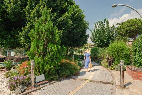 Žena Prochází Městským Botanickým Parkem Mezi Stromy Exotickými Rostlinami — Stock fotografie